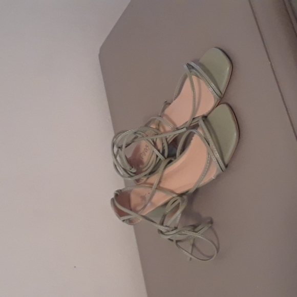 Sage green heels with Ties - Picture 4 of 7